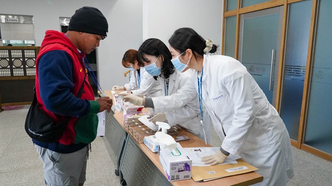 ▲ 양구군보건소가 외국인 계절근로자의 입국 증가에 대응해 지역사회 안전과 건전한 근로환경 조성을 위한 '외국인 계절근로자 마약검사 지원사업'을 추진한다. ⓒ양구군