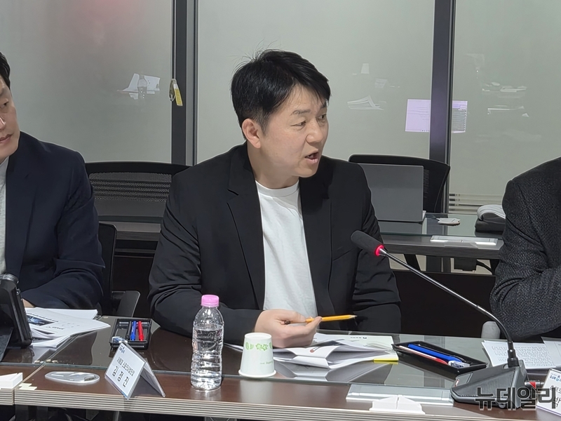 ▲ 김정진 서원대 SPARK사업단장이 17일 열린  '충북 청년 창업생태계 활성화 간담회'에서 활성화 방안으로 대학 간 협력 강화를 제안하고 있다. ⓒ표윤지 기자