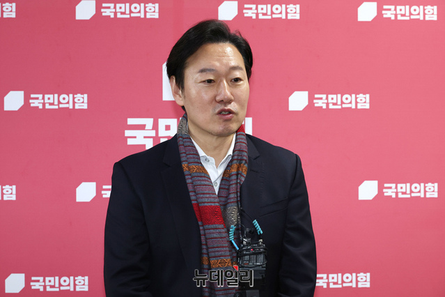 ▲ 박수민 국민의힘 의원이 17일 오후 국회에서 지방선거 서울시장 후보 공천 접수 의사를 밝히며 오세훈 서울시장에게 출마를 촉구하고 있다. ⓒ이종현 기자