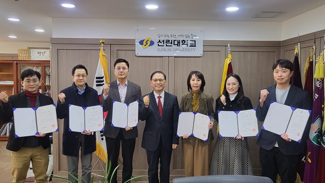 ▲ 왼쪽부터 김병용 교수, 김우재 팀장, 김창대 팀장, 곽진환 총장, 김미호 교수, 김지은 선생, 김정익 선생.ⓒ선린대