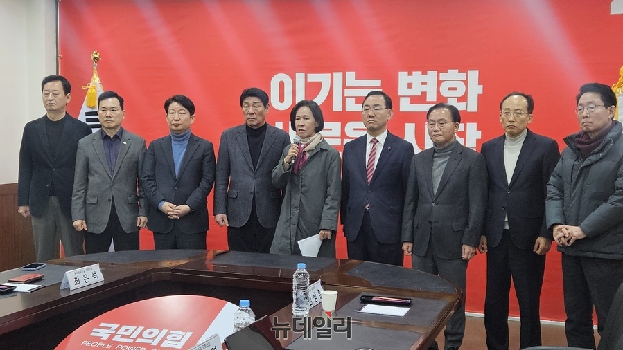 ▲ 국민의힘 대구 지역 국회의원들은 17일 성명을 내고 더불어민주당을 향해 행정통합에 대한 명확한 입장을 밝힐 것을 강력히 촉구했다. 사진은 지난 2일 국힘 대구지역 의원들의 긴급 회의 장면.ⓒ뉴데일리