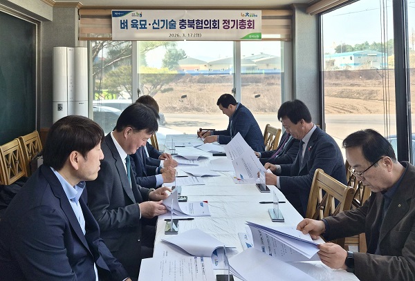 ▲ 충북농협 이용선 총괄본부장 등 벼 육모 신기술 충북협의회 회원들이 사업 활성화 반안을 논의하고 있다.ⓒ충북농협 제공.