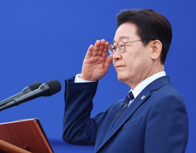 ▲ 이재명 대통령이 17일 충남 아산시 경찰대학에서 열린 2026년 신임 경찰 경위·경감 임용식에서 경례하고 있다. ⓒ뉴시스