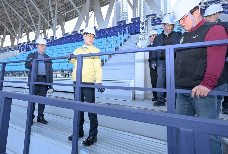 ▲ 김정기 대구시장 권한대행은 3월 17일 오후 대구iM뱅크파크를 방문해 경기장 주요 시설에 대한 현장 안전 점검을 실시했다.ⓒ대구시