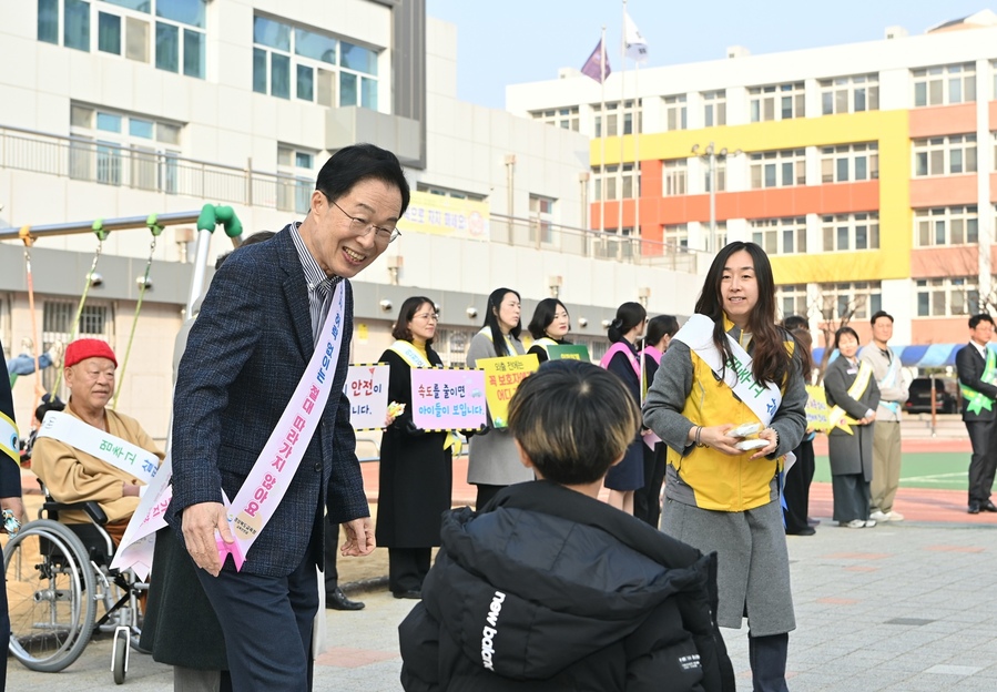 ▲ 경북교육청은 17일 경주시에 있는 유림초등학교에서 ‘아이 먼저! 안전 먼저!’ 등굣길 어린이 교통안전 합동 캠페인을 실시했다.ⓒ경북교육청