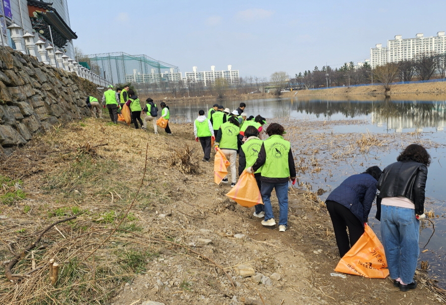 ▲ 대구 자연보호수성구협의 회원들과 수성구 녹색환경과 직원들이 함께 망월지 일원에서 환경정화 활동을 하고 있다.ⓒ수성구