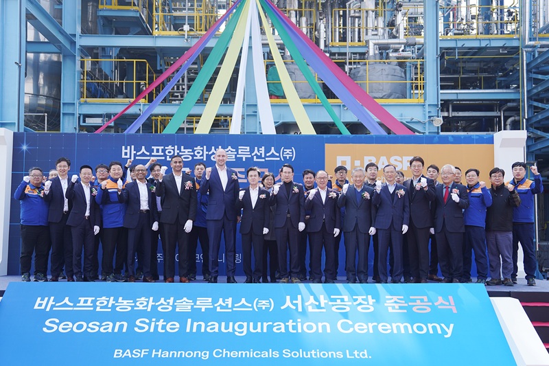 ▲ 17일 충남 서산시 대산읍 죽엽로 일원에서 열린 바스프한농화성솔루션스㈜ 비이온 계면활성제 생산공장 준공식에서 이완섭 서산시장과 김태흠 충남도지사가 참석자들과 함께 기념촬영을 하고 있다.ⓒ서산시