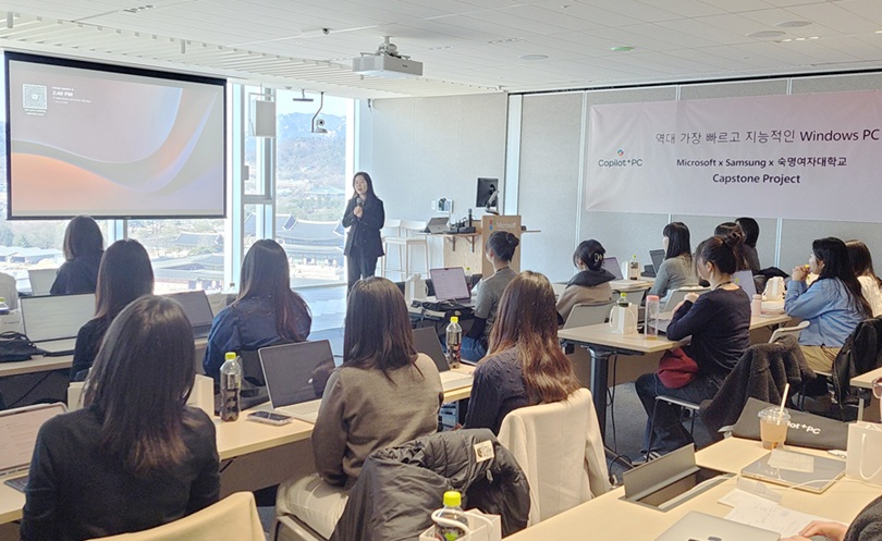 ▲ 숙명여자대학교 경영학부 학생들이 기업연계형 캡스톤디자인 과목을 통해 지난 13일 서울시 종로구 한국마이크로소프트 본사를 방문했다.ⓒ숙명여대