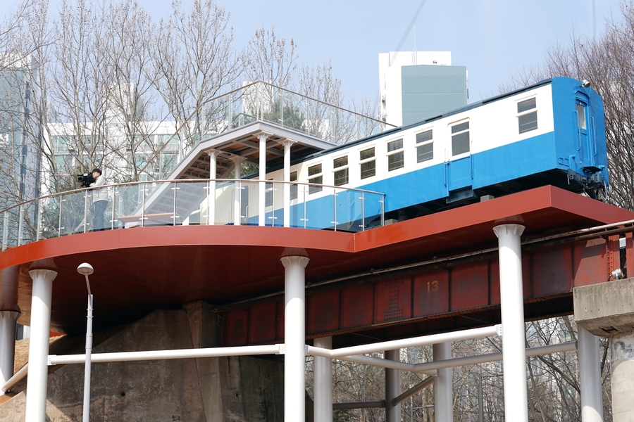 ▲ 인천시 연수구 수인선 폐철교에 쉼터에 조성됐다.ⓒ연수구 제공