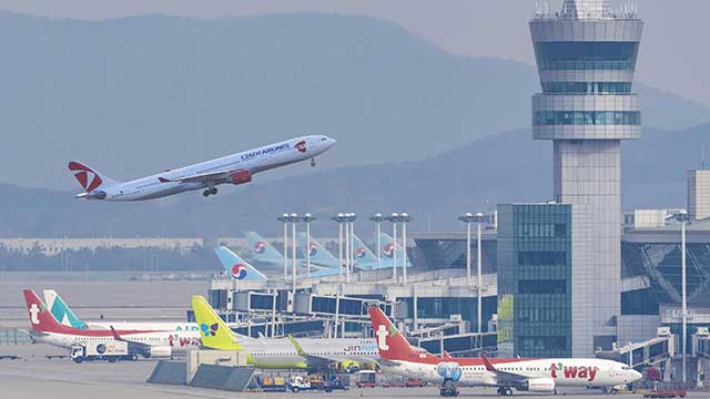 ▲ 인천공항에서 항공기가 이륙하고 있다.ⓒ연합뉴스 제공