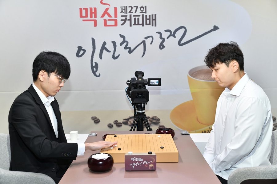 ▲ 박정환 9단(오른쪽)이 신진서 9단을 꺾고 맥심커피배 결승에 진출했다.ⓒ한국기원 제공