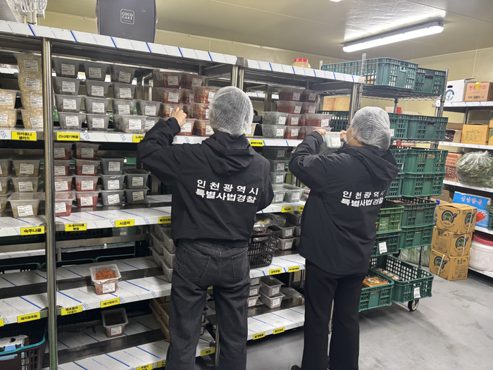 ▲ 인천시 특별사법경찰과 직원들이 인천시내 한 배달·배송 식품제조 업소를 방문해 제품을 꼼꼼이 살펴 보고 있다. ⓒ인천시 제공