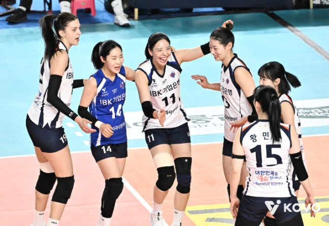 ▲ 기업은행이 도로공사를 완파하며 봄 배구 불씨를 살렸다.ⓒKOVO 제공