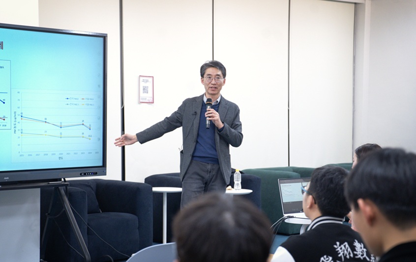 ▲ 세종대 학술정보원이 개최한 학정포럼에서 송지현 교수가 강연을 하고 있다.ⓒ세종대