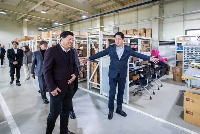 ▲ 강범석  인천 서구청징(오른쪽)이 서구 관내 한 기업을 방문해 애로사항을 청취하고 있다. ⓒ인천 서구 제공