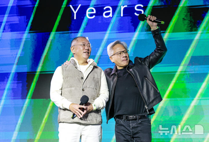 ▲ 젠슨 황 엔비디아 최고경영자(CEO)와 정의선 현대차그룹 회장이 30일 서울 강남구 코엑스에서 열린 엔비디아 지포스 게이머 페스티벌에 참석해 어깨동무를 하고 있다.ⓒ뉴시스