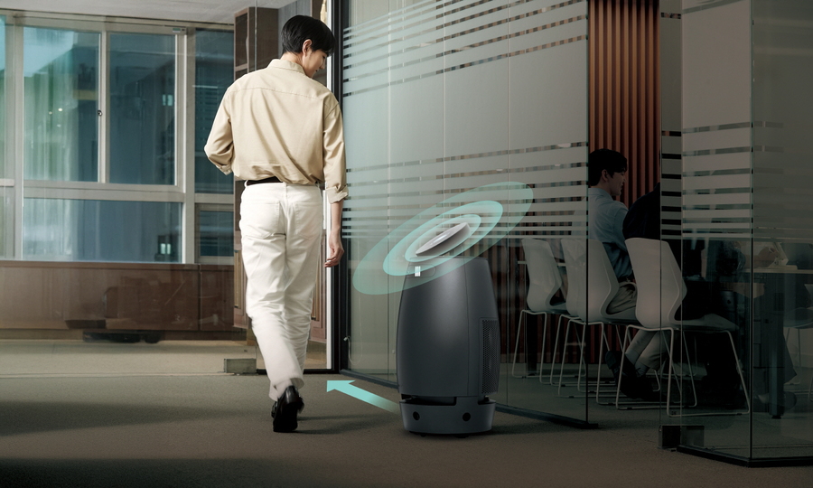 ▲ 팔로우 미 기능이 탑재된 웰니스 로봇 나무엑스 ⓒSK인텔릭스