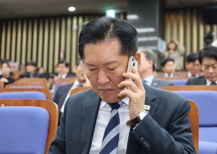 ▲ 정청래 더불어민주당 대표가 지난 17일 국회에서 열린 의원총회에서 통화를 하는 모습. ⓒ뉴시스