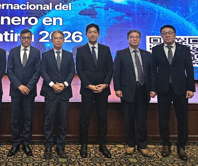 ▲ (사진 왼쪽부터) 후안 사마네스 페루 광업차관, 최종욱 주페루한국대사, 김영우 코이카 페루사무소장, 권순진 한국광해광업공단 본부장, 정영국 한국광해광업공단 처장. ⓒ한국광해광업공단