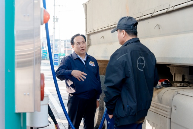 ▲ 중동 정세 불안에 대응해 주유소 현장 점검에 나선 이권재 시장ⓒ오사시 제공