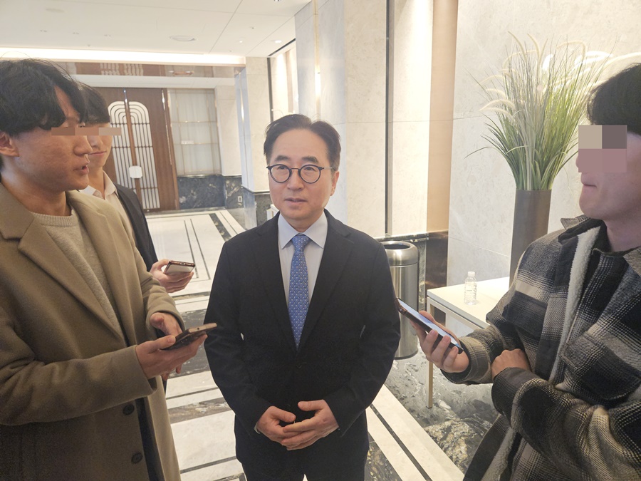 ▲ 장덕현 삼성전기 사장이 18일 제53기 정기 주주총회 이후 기자들과 만나 질의응답에 답하고 있다.ⓒ윤아름 기자