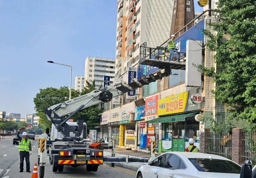 ▲ 광주 서구, 주인없는 노후간판 정비로 안전 강화ⓒ광주광역시 서구청 제공