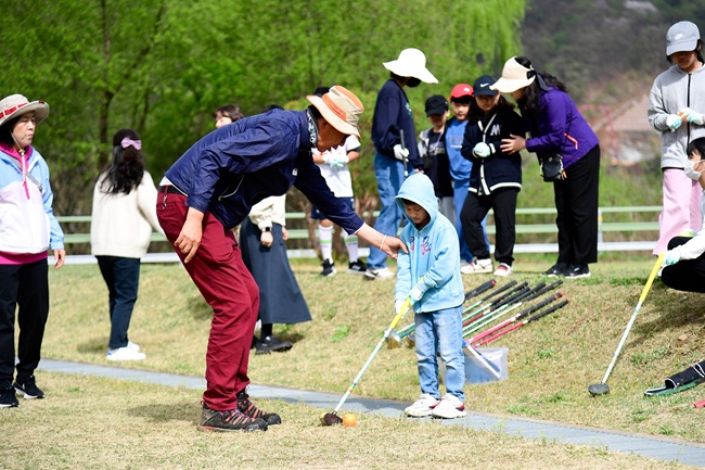 ▲ 어린이 파크골프 교실 운영 모습. ⓒ화천군