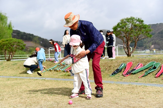 ▲ 어린이 파크골프 교실 운영 모습. ⓒ화천군