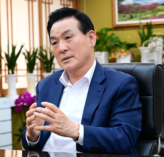 ▲ 백성현 논산시장이 18일 오전 시장실에서 인터뷰를 하고 있다.ⓒ논산시