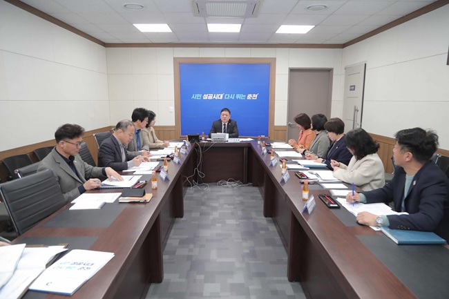 ▲ 춘천시가 18일 시청에서 '민생경제 상황 회의’를 열고 중동 지역 정세 불안이 국제유가와 지역 물가에 미칠 영향을 점검하고 민생경제 안정 대책 추진 상황을 논의했다. ⓒ춘천시