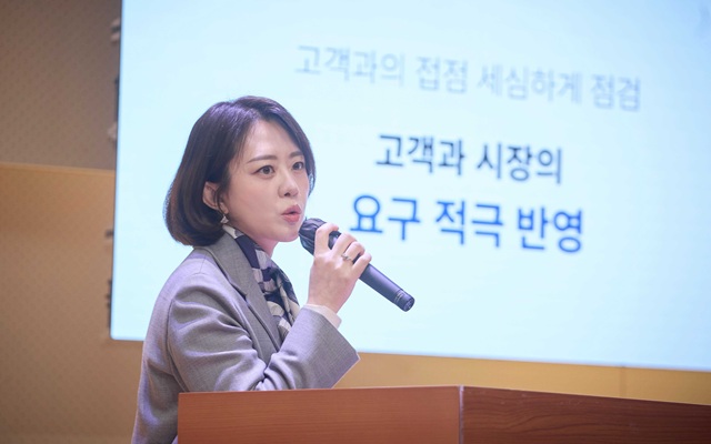 ▲ 이혜연 SKT 고객가치혁신실장이 18일 서울 을지로 페럼타워에서 SK텔레콤 고객 신뢰 강화 방안에 대해 설명하고 있다.ⓒSK텔레콤
