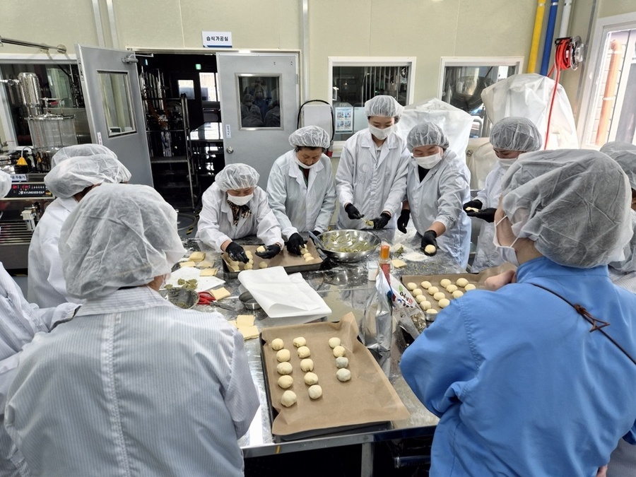 ▲ 보성군, 농산물종합가공센터 ‘식품제조형 공유 주방’ 사용자 모집_2025년 농식품제품개발실무교육(상반기) 녹차빵 실습ⓒ보성군 제공
