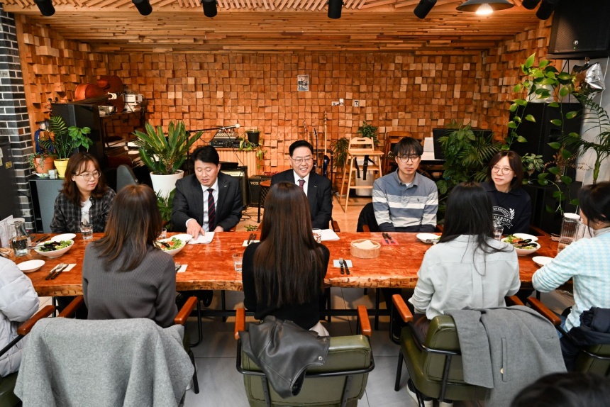 ▲ 양주시가 17일 세 자녀 이상을 양육하고 있는 직원을 대상으로 다자녀 직원 격려 오찬 간담회를 열었다 ⓒ양주시 제공