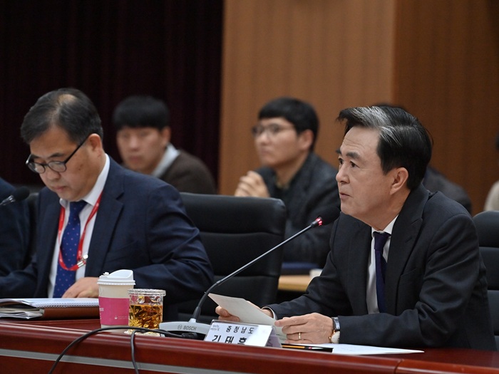 ▲ 김태흠 충남도지사가 18일 도청에서 열린 AI 대전환 추진 전략 보고회에서 인사말을 하고 있다.ⓒ충남도