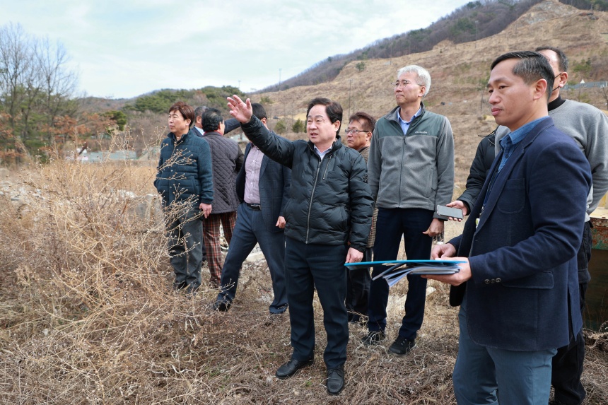 ▲ 주광덕 남양주시장이 지난 2023년 3월 오남읍 복합문화시설 부지를 둘러보고 있다 ⓒ남양주시 제공