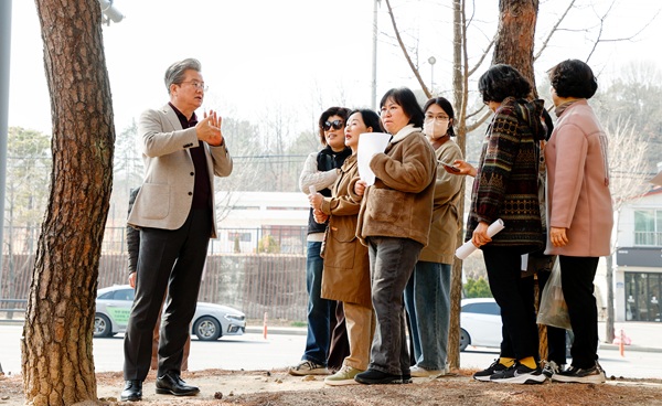 ▲ 유성구 걸으며 힐링하는 도심속 맨발걷기길 확대에 나선다.ⓒ유성구