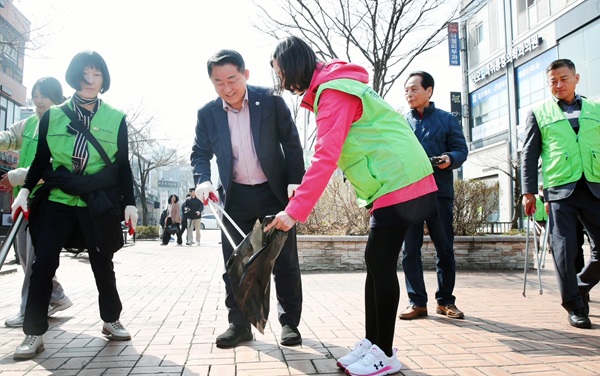 ▲ 서철모구청장이 관저동 일원에서 열린 찾아가는 자원순환가게 자원순환 실천 활동 장면.ⓒ서구