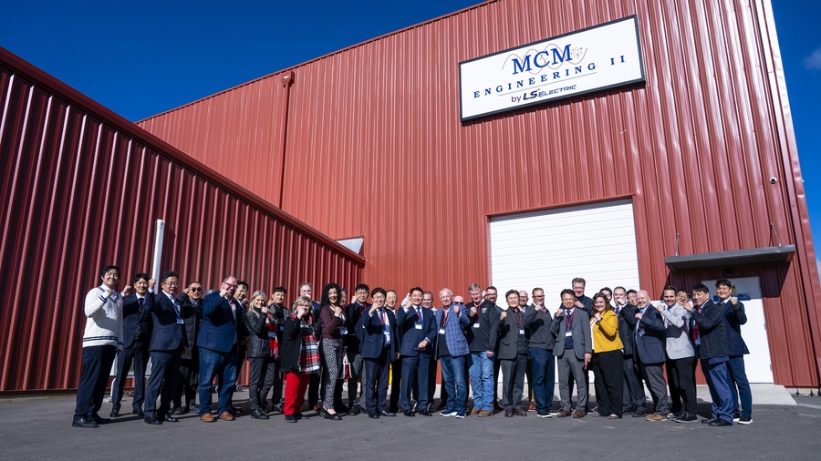 ▲ 구자균 회장과 임직원들이 공장 앞에서 기념퐐영을 하는 모습. ⓒLS일렉트릭