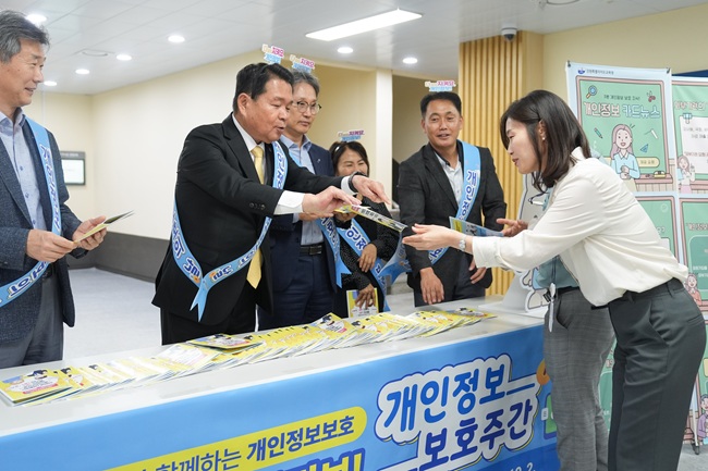 ▲ 정보보호캠페인에 나선 신경호 교육감. ⓒ강원특별자치도교육청