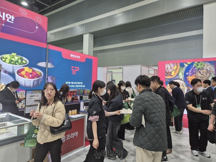 ▲ 텐펑코리아와 해천미업 소스에도 관계자들의 관심이 쏠렸다.ⓒ