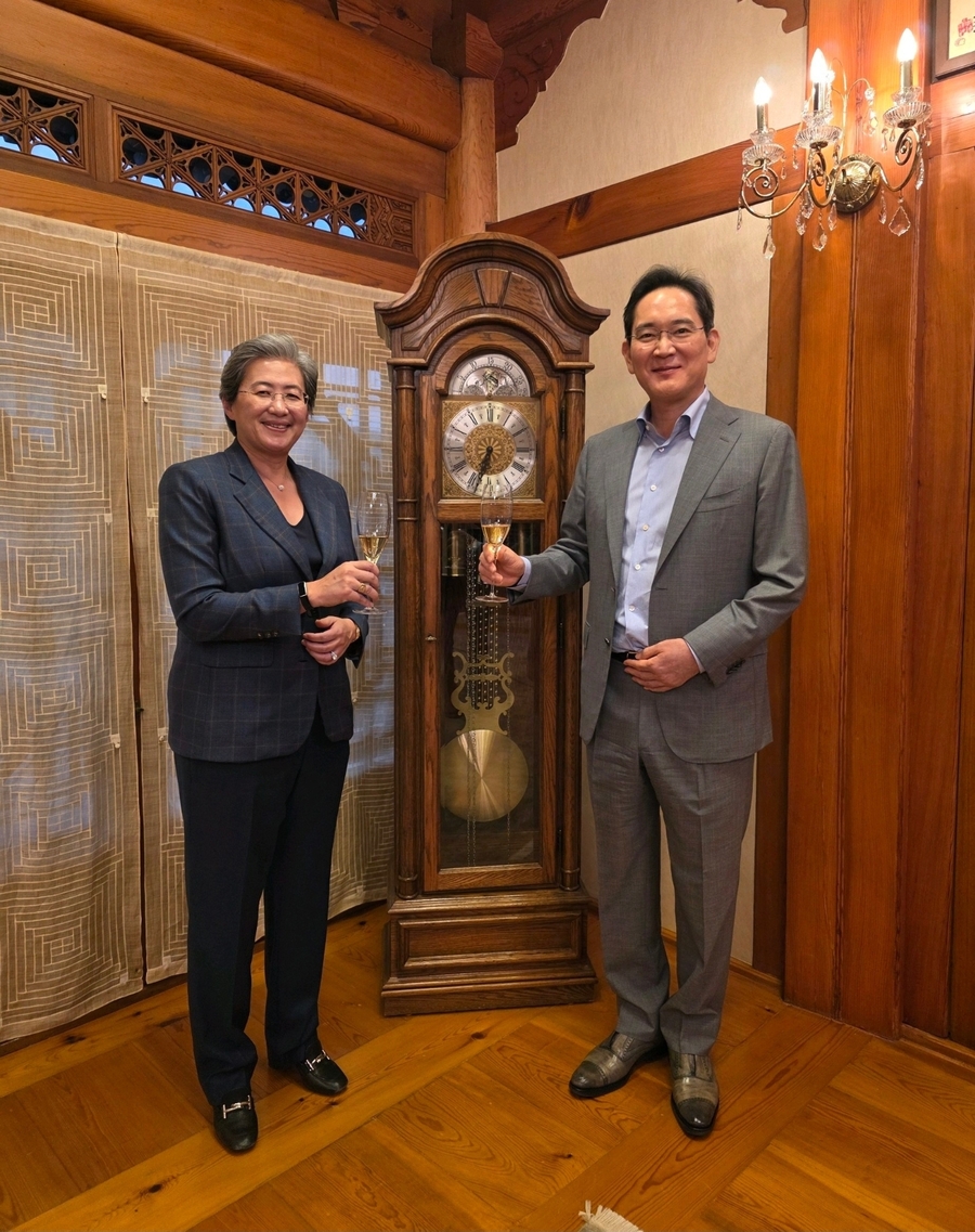 ▲ 이재용 회장이 18일 서울 이태원동 승지원에서 리사 수 AMD 최고경영자(CEO)와 만찬에 앞서 술잔을 들고 기념 촬영하고 있다.ⓒ삼성전자