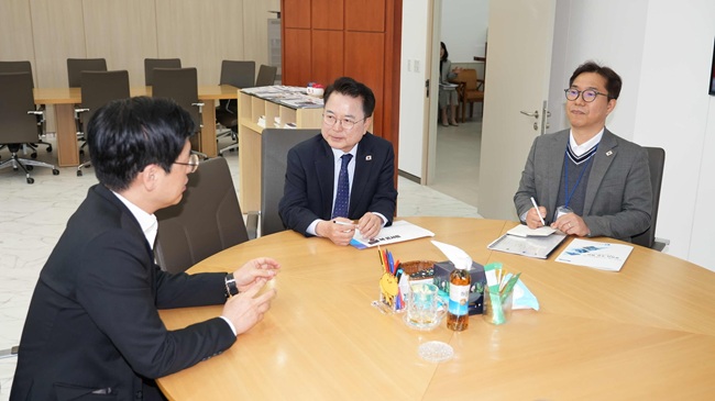 ▲ 육동한 춘천시장이 18일 김민재 행정안전부 차관을 만나 지역 현안을 논의했다.
ⓒ춘천시