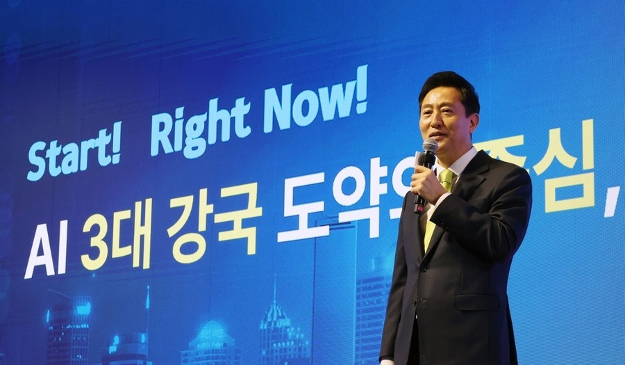 ▲ 지난해 서울 삼성동 코엑스 그랜드볼룸에서 열린 'AI Seoul 2025' 컨퍼런스에서 오세훈 서울시장이 AI 비전 발표를 하고 있다. ⓒ연합뉴스