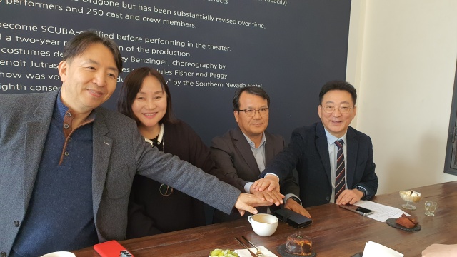 ▲ 정명근 화성시장 지지를 선언한 배강욱 당대표특보와 지지자들ⓒ정일형 기자