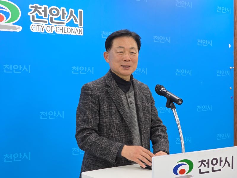 ▲ 박찬우 국민의힘 천안시장 후보가 공천확정 후 천안시청 브리핑실을 찾아 기자회견을 갖고 있다.ⓒ캠프 제공