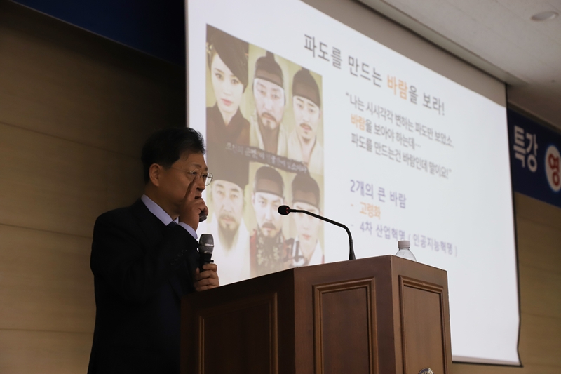 ▲ 이수영 고려대 고령사회연구원 특임교수가 청주대학교 2026학년도 1학기 명사 초청돼 강연을 하고 있다. ⓒ청주대