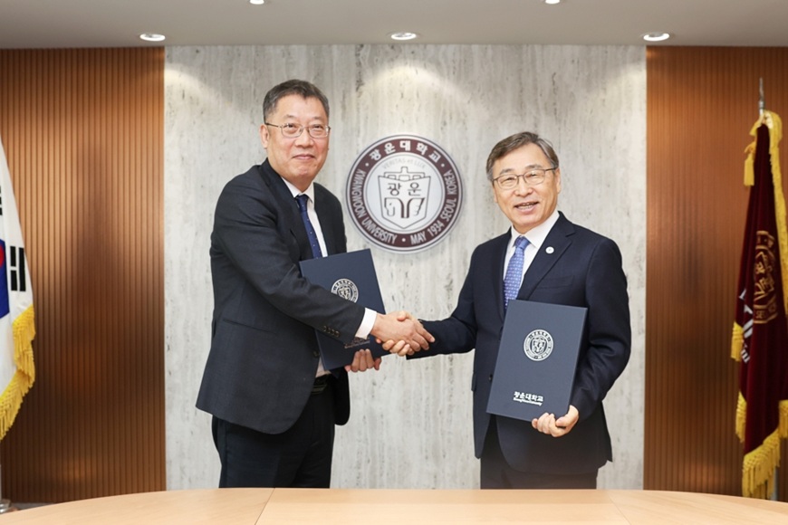 ▲ 광운대학교 윤도영 총장(왼쪽)과 서울시교육청 정근식 교육감이 반도체 미래 인재 양성을 위한 업무협약 체결 후 기념촬영을 하고 있다.ⓒ광운대