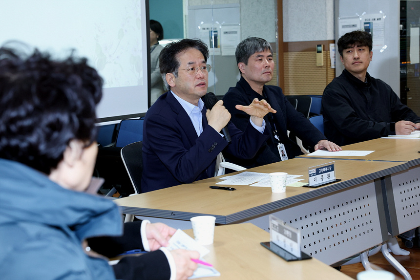 ▲ 이동환 고양시장이 민생탐방 행주동 통장회의에 참석해 발언하고 있다 ⓒ고양특례시 제공