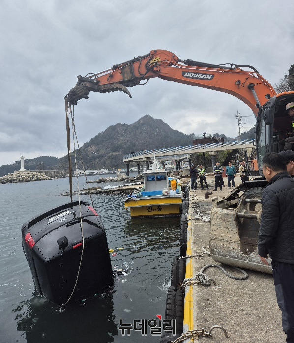 ▲ 18일오후 울릉저동항 내항(작은모시게)앞바다에 승합차가 빠져있다ⓒ뉴데일리