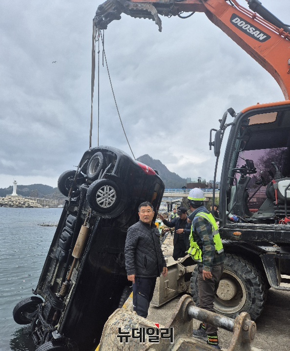 ▲ 사고현장 수습중인 윤영균 동해해경 울릉파출소장.ⓒ뉴데일리